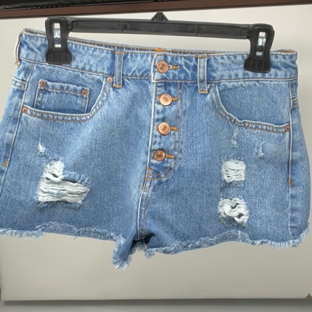 Forever 21 women’s light wash distressed denim shorts, size 29